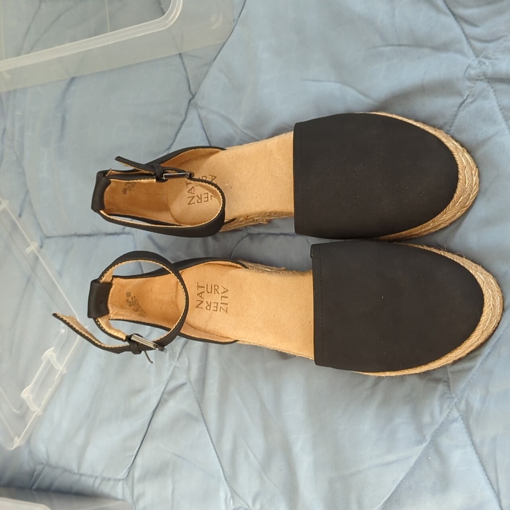 Naturalizer Strappy flat wedge size 9 never worn